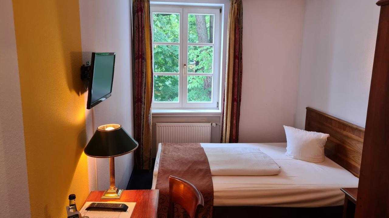 Hotel Koenigin Olga Елванген Екстериор снимка